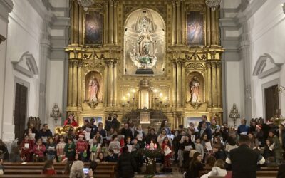 Catequistas, padres y niños cantan al niño Jesús en la parroquia